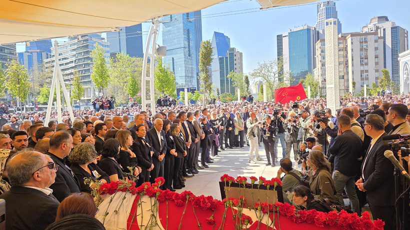 Sırrı Süreyya Önder Son Yolculuğuna Uğurlandı! Annesi Tabutu Başında Ağıtlar Yaktı - Resim : 1