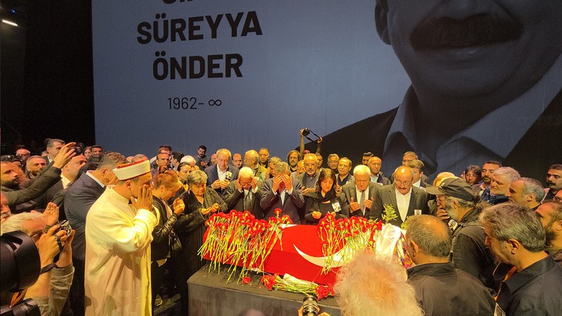 Sırrı Süreyya Önder'e Son Görev! Kızı Yazdığı Mektubu Okudu: 'Baba Hayatın Bütün Rengi Gitti' - Resim : 1