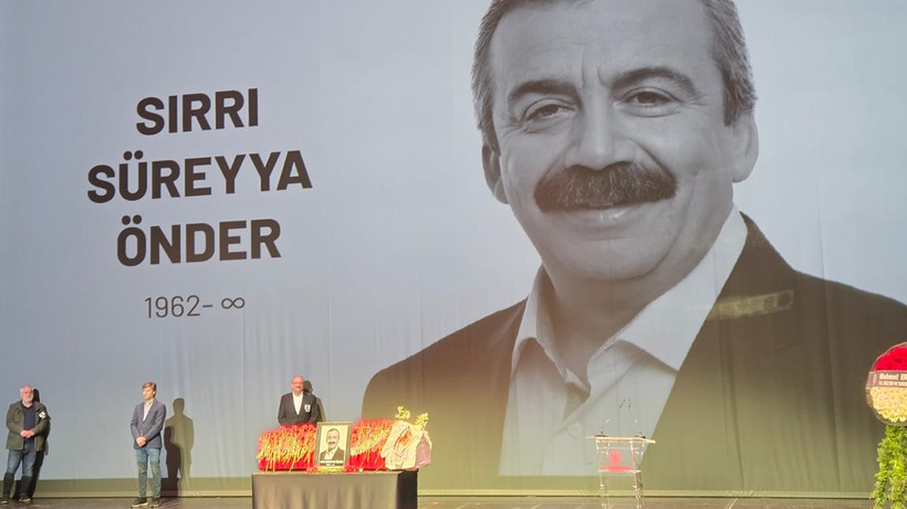 Sırrı Süreyya Önder'e Son Görev! Kızı Yazdığı Mektubu Okudu: 'Baba Hayatın Bütün Rengi Gitti' - Resim : 10