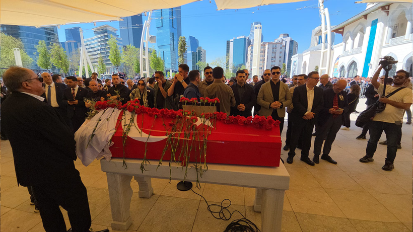 Sırrı Süreyya Önder Son Yolculuğuna Uğurlandı! Annesi Tabutu Başında Ağıtlar Yaktı - Resim : 3