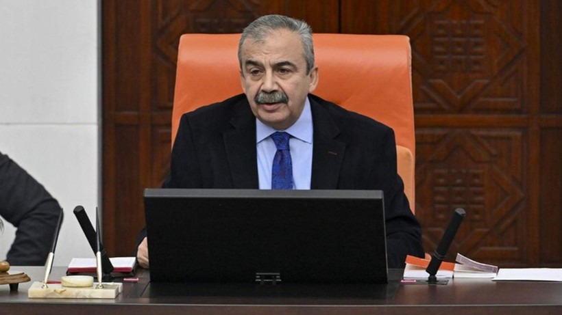 Sırrı Süreyya Önder'e Son Görev! Kızı Yazdığı Mektubu Okudu: 'Baba Hayatın Bütün Rengi Gitti' - Resim : 16