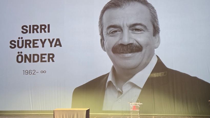 Sırrı Süreyya Önder'e Son Görev! Kızı Yazdığı Mektubu Okudu: 'Baba Hayatın Bütün Rengi Gitti' - Resim : 11