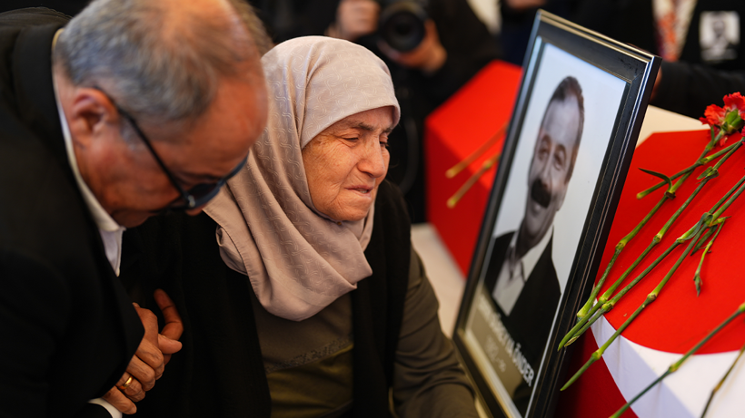 Sırrı Süreyya Önder Son Yolculuğuna Uğurlandı! Annesi Tabutu Başında Ağıtlar Yaktı - Resim : 2