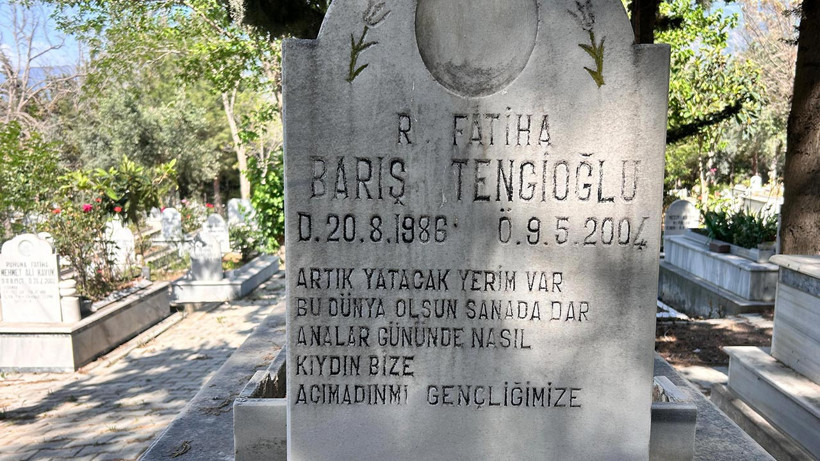 Özgür Özel’e Saldırı Sonrası Kahreden Detay Ortaya Çıktı: Saldırganın Oğlunun Mezarında Dikkat Çeken Yazı - Resim : 2