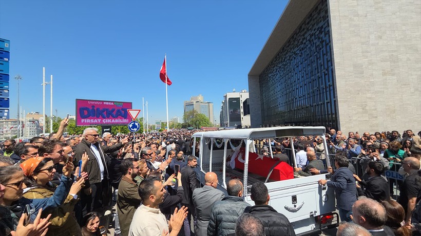 Sırrı Süreyya Önder'e Son Görev! Kızı Yazdığı Mektubu Okudu: 'Baba Hayatın Bütün Rengi Gitti' - Resim : 2