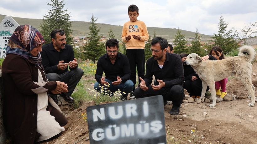 Garip'ten Dostuna Herkesi Ağlatan Büyük Vefa! Sabah Akşam Mezarı Başından Hiç Ayrılmadı - Resim : 2