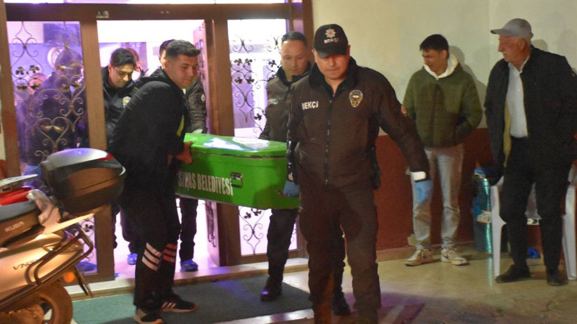 Sivas'ta Kan Donduran Cinayet: İki Kardeş Elleri Kelepçeli ve Boğazlarından Bıçaklanmış Halde Ölü Bulundu - Resim : 3