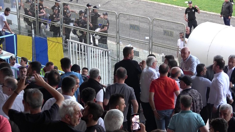 Amatör Ligde Olaylı Maç: Tribünler Savaş Alanına Döndü - Resim : 2
