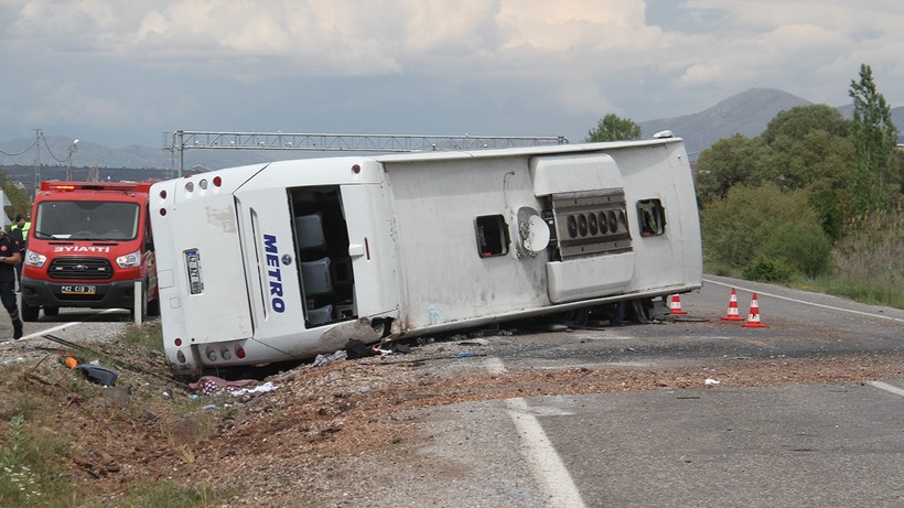 Konya'da Yolcu Otobüsü Devrildi! 13 Kişi Hastanelik Oldu - Resim : 1