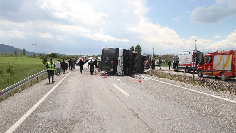 Konya'da Yolcu Otobüsü Devrildi! 13 Kişi Hastanelik Oldu - Resim : 2