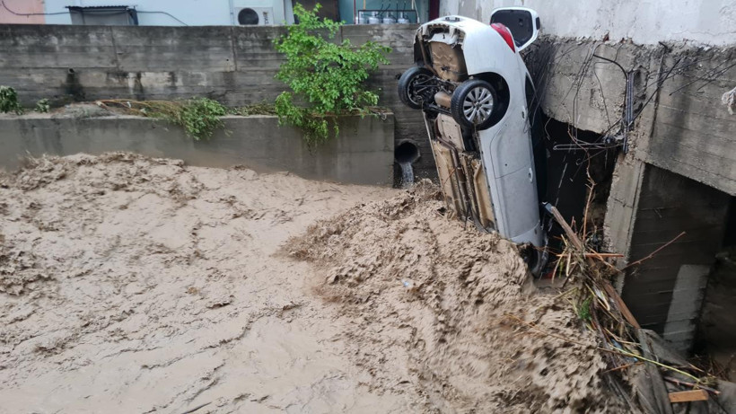 Osmaniye Sele Teslim! Araçlar Suda Kayboldu - Resim : 4