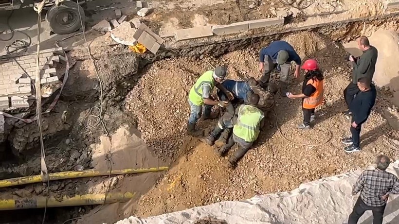 Bursa'da Altyapı Çalışmasında Göçük: 1 İşçi Ağır Yaralı - Resim : 1