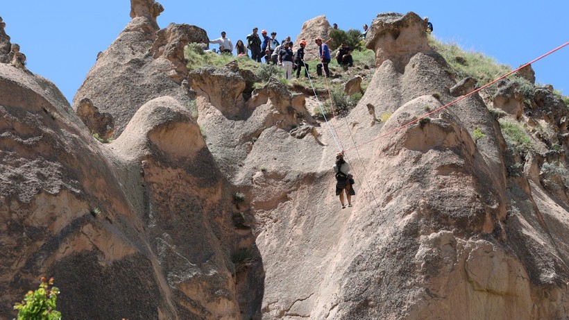 Kapadokya'da Sıcak Hava Balonunda Korku Dolu Anlar! Mahsur Kalan Turistler Kurtarıldı - Resim : 1