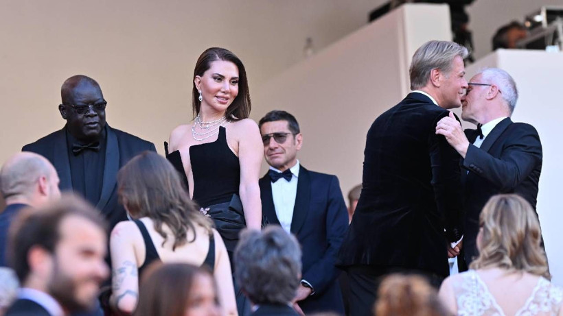 Ebru Yaşar Cannes’da Fırtına Gibi Esti! Kırmızı Halıda Hollywood Yıldızlarıyla Yarıştı - Resim: 3