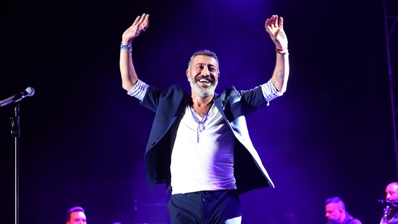 Sahnedeki Sessiz Tehlike Ünlüleri Sardı! Konserlerde Yeni Tedbir, Cenk Eren Başlattı, Hakan Altun Devam Ettiriyor - Resim : 2