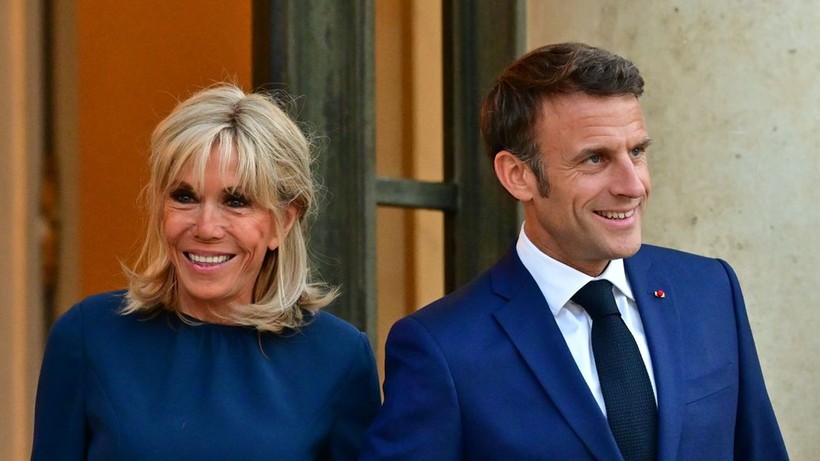 Macron Çifti Arasındaki Tansiyon Düştü! Tokadın Ardından Kol Kola - Resim : 3
