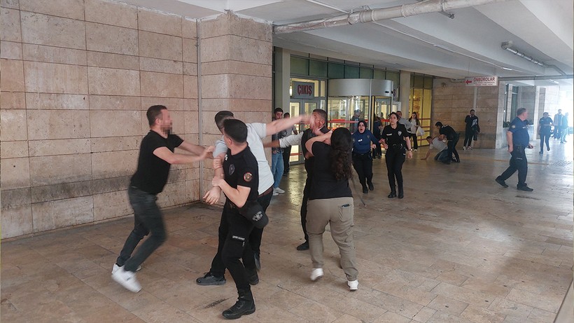 Samsun Adliyesi'nde Tansiyon Yükseldi! Taraflar Birbirine Girdi - Resim : 1