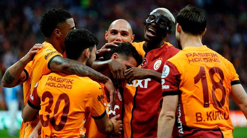 Galatasaray Sezonu Galibiyetle Noktaladı: Muslera ve Mertens'e Duygusal Veda - Resim : 1