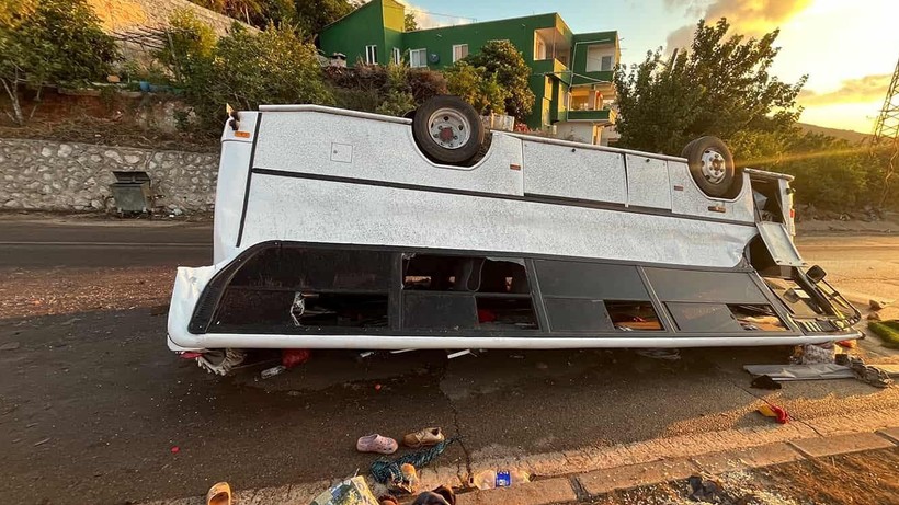 Hatay'da Midibüs Devrildi! Çok Sayıda Yaralı Var - Resim : 1