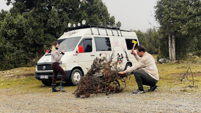 Düğünde Kiraladıkları Araç Hayatlarını Kökten Değiştirdi: İşlerinden İstifa Ettiler, 3 Yılda 50 İl Gezdiler - Resim: 1