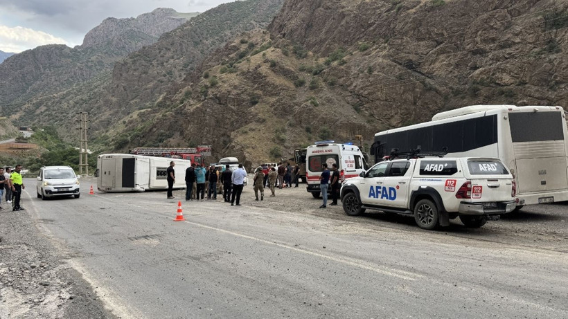 Hakkari'de Askerleri Taşıyan Midibüs Devrildi: 12 Yaralı - Resim : 1