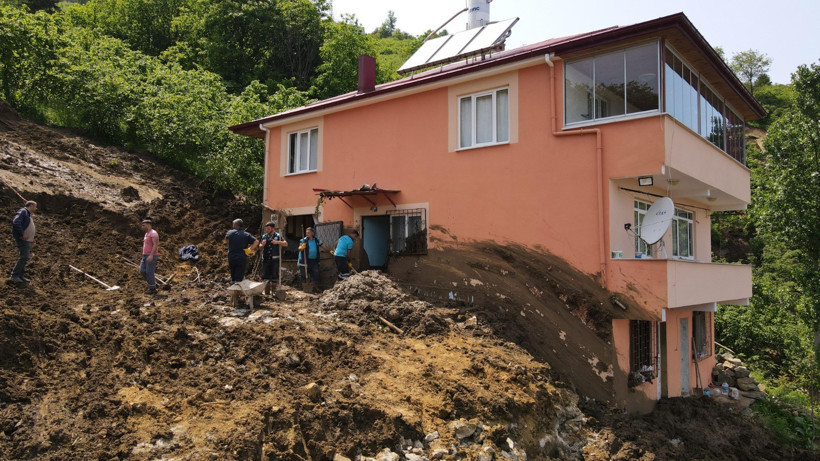 Trabzon’da Heyelan Alarmı: 5 Ev Tehlikede, Tahliye Başladı - Resim : 2