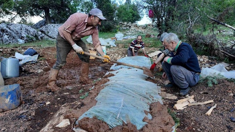 Toprak Kuyusuna Gömüp Çamurla Kaplanıyor: 72 Saat Bekleyip Damla Damla Süzülüyor - Resim: 3