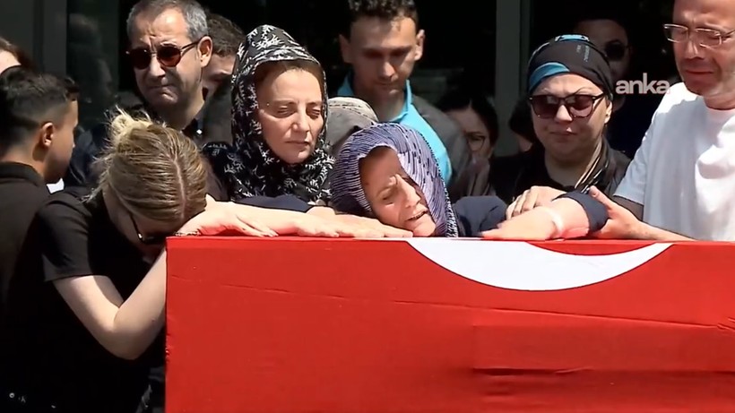 Manisa Efesini Gözyaşlarıyla Uğurladı! Ferdi Zeyrek'e Acı Veda - Resim : 2
