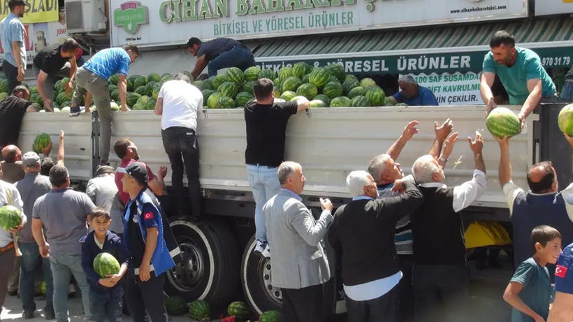 1 Saatte 30 Tonu Tükendi! Bedava Olduğunu Duyan Akın Etti - Resim : 2