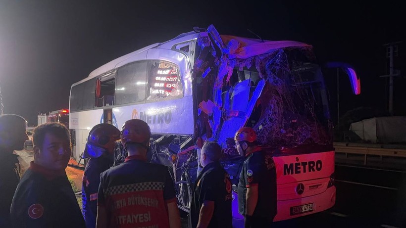Sakarya'da Feci Kaza! Yolcu Otobüsü Tıra Çarptı - Resim : 3