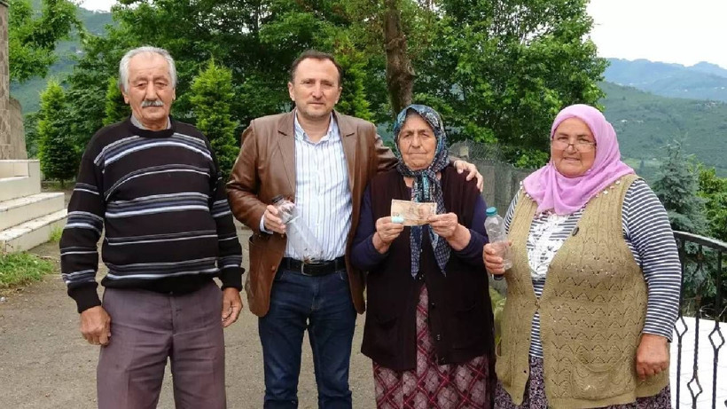 Herkes İğreniyor, O Altın Gibi Saklıyor: Yoldan Toplayıp Getirene Para Veriyor! Mahallede Gören Koşuyor - Resim: 1