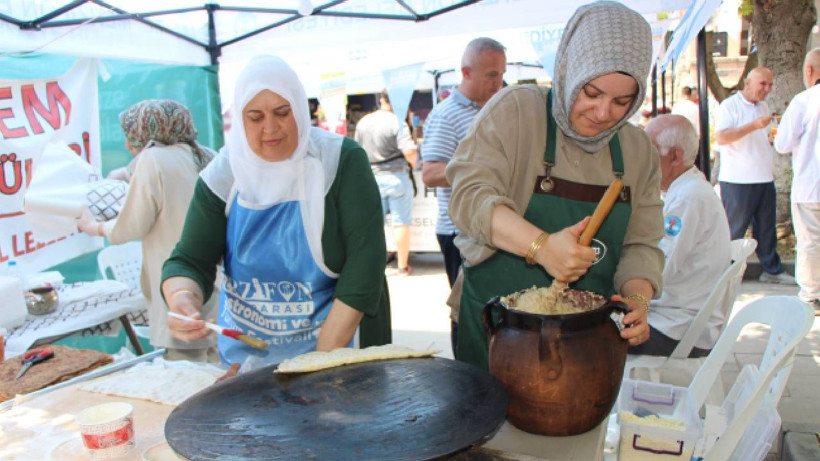 Dövülerek Yapılıyor Sakız Gibi Uzuyor: Tam 12 Saat Pişiyor, Yiyen Bağımlısı Oluyor - Resim: 5