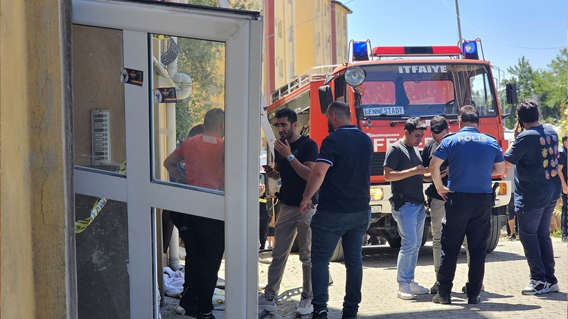 6 Katlı Apartmanda Korku Dolu Anlar…Kapı, Pencereler Parçalandı, Duvarlar Yıkıldı… 10 Ambulans Mahalleyi Ayağa Kaldırdı - Resim : 3