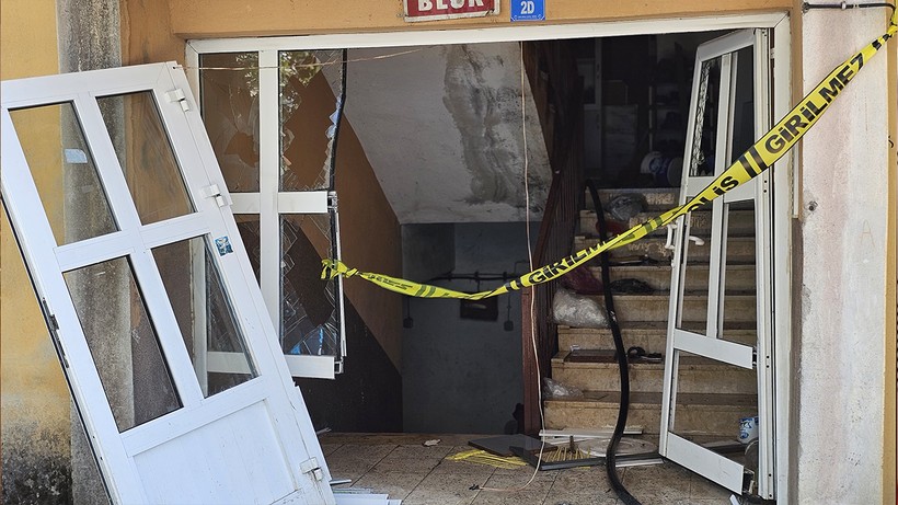 6 Katlı Apartmanda Korku Dolu Anlar…Kapı, Pencereler Parçalandı, Duvarlar Yıkıldı… 10 Ambulans Mahalleyi Ayağa Kaldırdı - Resim : 4
