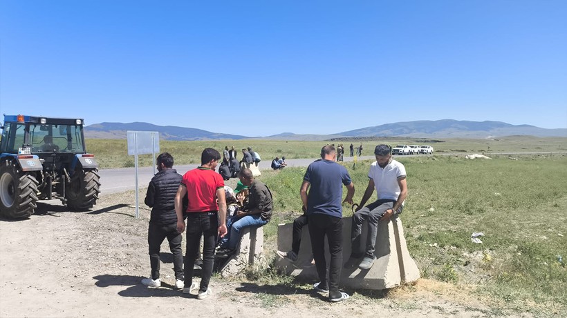 Kars’ta Köylülerden 'Su' Eylemi! Traktörleriyle Yol Kapattılar - Resim : 2