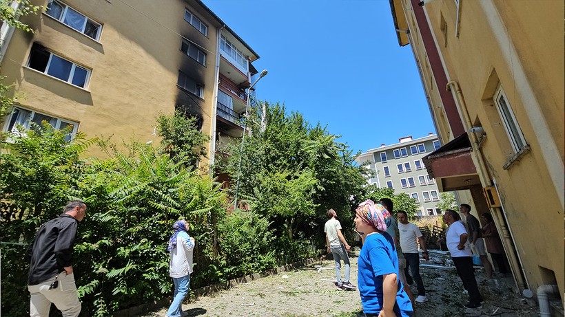6 Katlı Apartmanda Korku Dolu Anlar…Kapı, Pencereler Parçalandı, Duvarlar Yıkıldı… 10 Ambulans Mahalleyi Ayağa Kaldırdı - Resim : 5