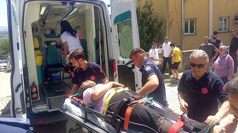 6 Katlı Apartmanda Korku Dolu Anlar…Kapı, Pencereler Parçalandı, Duvarlar Yıkıldı… 10 Ambulans Mahalleyi Ayağa Kaldırdı - Resim : 1