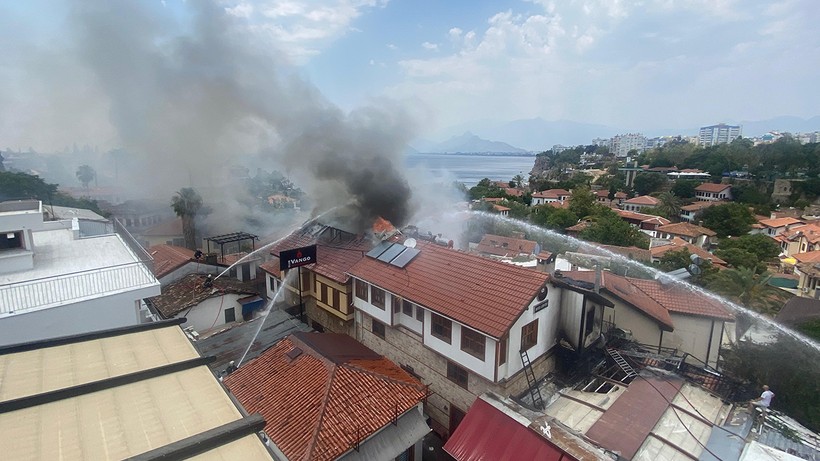 Antalya'da Tarihi Kaleiçi'nde Otel Yangını - Resim : 1
