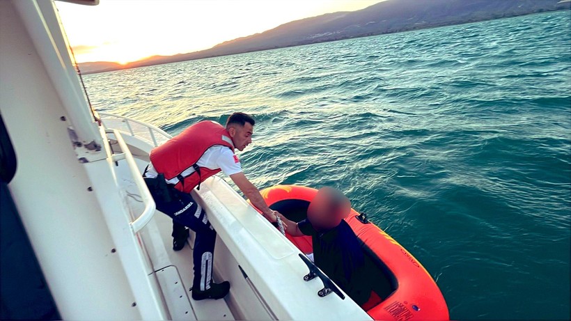 İznik Gölü’nde Korku Dolu Anlar… 2 Saat Mahsur Kaldı - Resim : 1