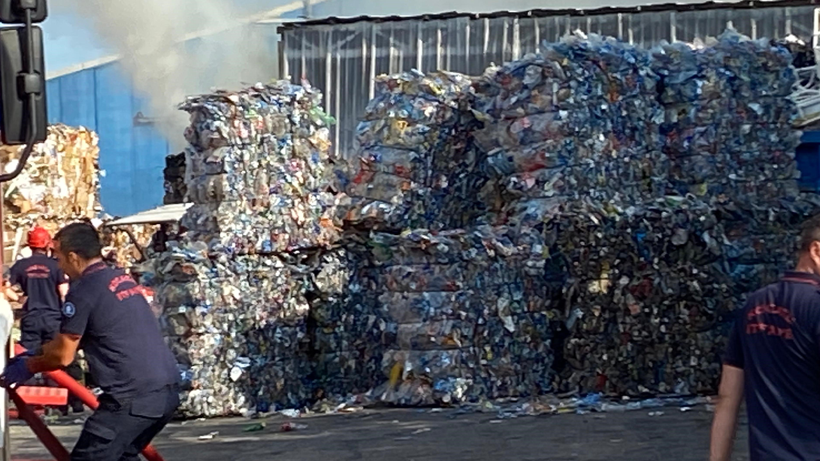 Kocaeli’de Geri Dönüşüm Tesisinde Yangın Paniği! Alevler Büyümeden Söndürüldü - Resim : 1