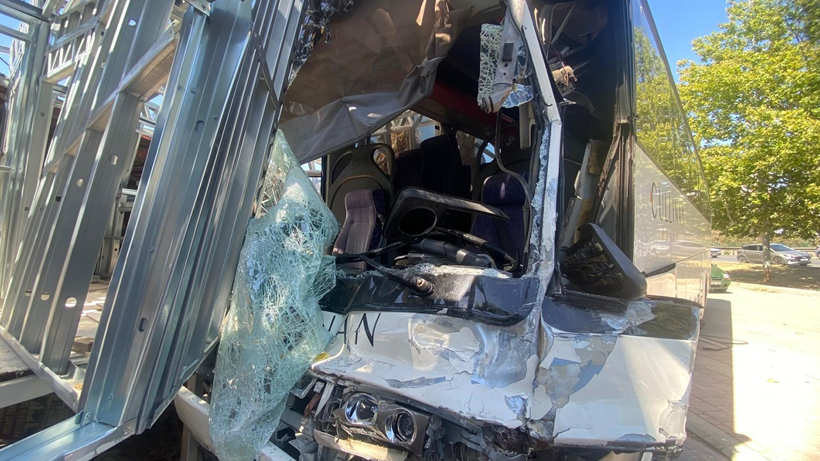 Antalya’da Zincirleme Facia! İş Yerine Çarparak Durabildi, 21 Kişi Hastanelik Oldu - Resim : 2