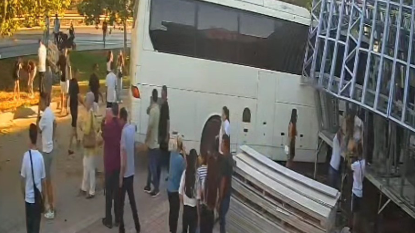 Antalya’da Zincirleme Facia! İş Yerine Çarparak Durabildi, 21 Kişi Hastanelik Oldu - Resim : 3