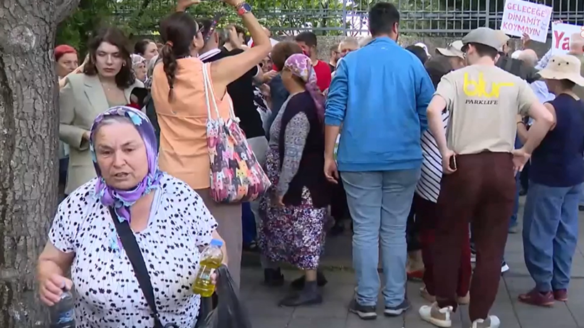 Zeytin Emekçilerden Meclis Önünde Yürek Dağlayan İsyan: 'Bir Kilo Altına Bir Avuç Toprağımı Değişmem' - Resim : 1