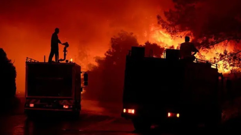 Ödemiş'te Kare Kare Çaresizlik... Hayvanlarını Önlerine Katıp Alevlerden Böyle Kaçtılar - Resim: 1