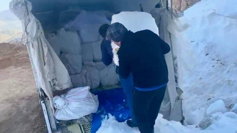 İki Dağın Arasından Kesiliyor, Güneş Yüzü Görmüyor: 3 Bin Metreden Çuvalla Taşınıyor, Bardakta Satılıyor - Resim: 1