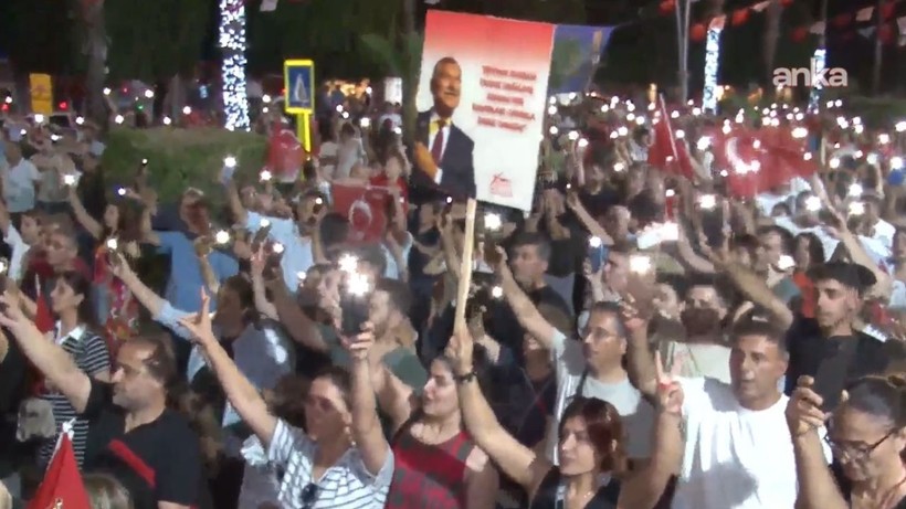Adana'da Zeydan Karalar Protestosu: Vatandaşlar Belediye Önüne Akın Etti - Resim : 2