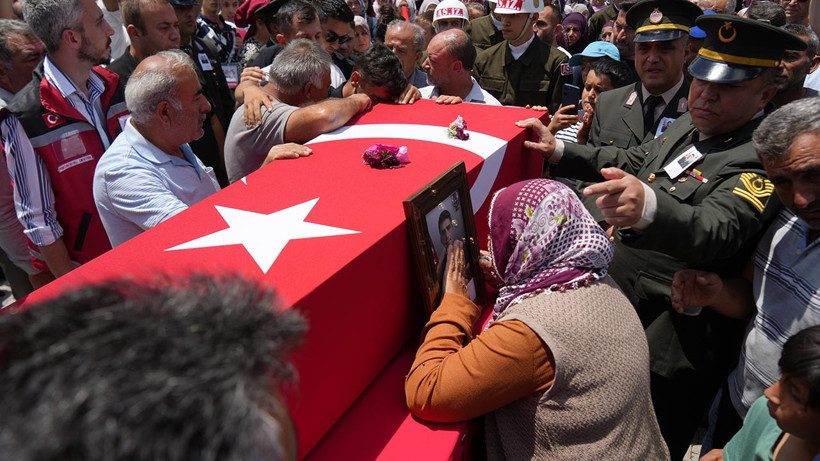 Acı Tüm Yurdu Sardı: Türkiye Şehitlerine Gözyaşlarıyla Veda Etti! Yürekleri Dağlayan Anlar - Resim : 6