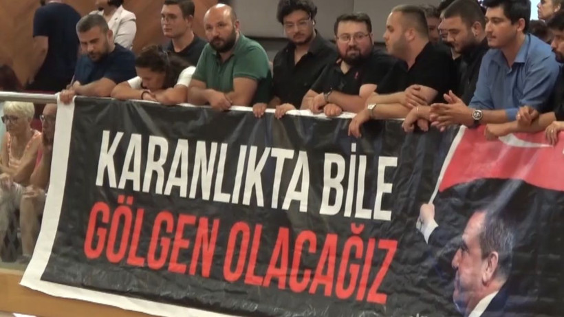 Antalya Büyükşehir Meclisi'nde Gergin Toplantı: Sloganlar ve Alkışlar Yükseldi - Resim : 1