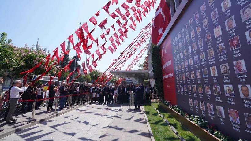15 Temmuz Şehitleri İBB Önünde Anıldı - Resim : 1