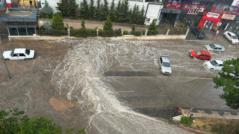 Ankara’da Sağanak Hayatı Felç Etti: Alt Geçitleri Su Bastı, Trafik Kilitlendi - Resim : 1